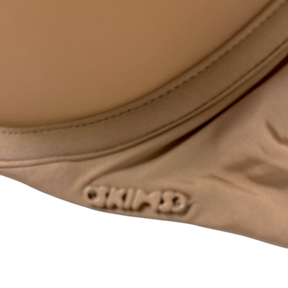 Skims Weightless Demi Tan Bra - Picture 6 of 6